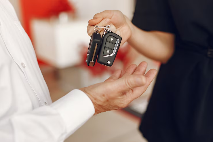 Customer receiving new car key from a locksmith